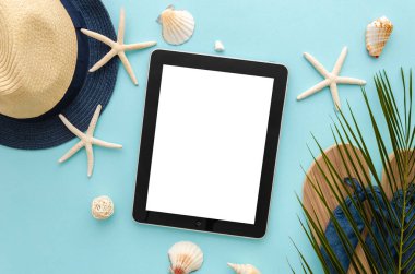 Boş ekran mockup ile Tablet pc. Yaz plaj konsepti. Palmiye yaprağı ve plaj terliği ile denizyıldızları