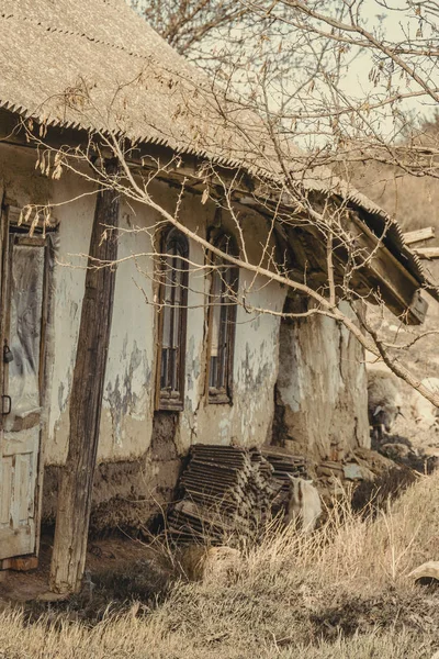Abanoned old traditional house in ukranian village. Slanted walls, rural devastation — Stock Photo, Image