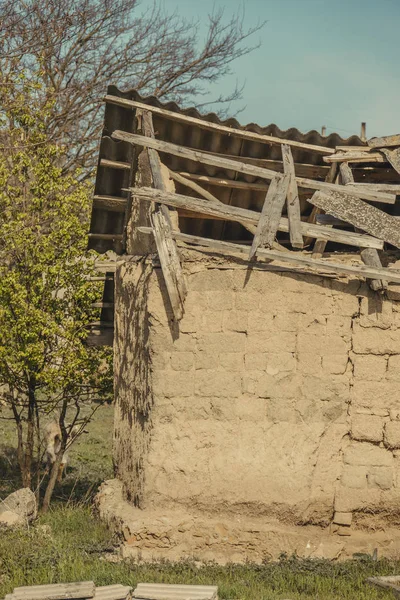 Antigua casa tradicional prohibida en pueblo ukraniano con techo dañado — Foto de Stock