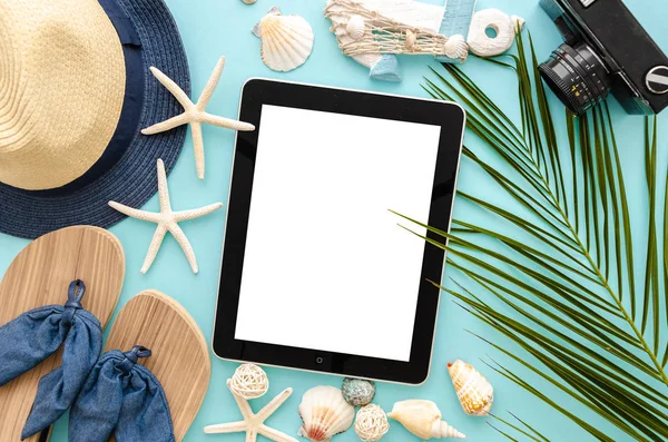 Widok z góry makieta letnie wakacje morze koncepcji. Tablet PC z pustym ekranem z damskie okulary przeciwsłoneczne i akcesoria plażowe na niebieskim tle — Zdjęcie stockowe