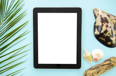 Üst görünüm yaz internet sörf mockup. Palm yaprağı ve deniz kabuğu ile mavi bir arka plan tablet pc. Metin veya web sitesi için beyaz kopyalama alanı