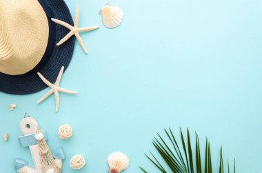 Yaz plajı maketi. Mavi arka plan üzerinde palmiye yaprağı ve hasır şapka ile üst görünüm denizyıldızları. Banner için kopyalama alanı ile düz yatıyordu