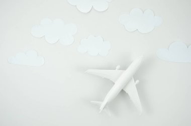 Üst görünüm modeli uçak, beyaz arka plan üzerinde uçak oyuncak. Metin için kopyalama alanı ile düz yatıyordu