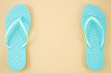 Çerçeve mockup mavi plaj terlik bir pastel bej arka plan üzerinde izole. Kopyalama alanı ile üstte görünüm