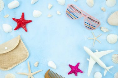 Denizyıldızı, deniz kabukları ve plaj aksesuarları ile çerçeve mockup. Yaz Düz metin için kopyalama alanı ile yatıyordu