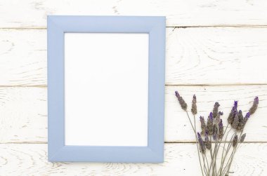 Beyaz ahşap plakalar arka plan üzerinde lavanta çiçekleri ile Yaz düz döşeme çerçeve. Kopyalama alanı ile düz yatıyordu mockup