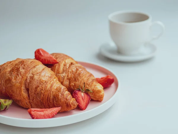 Mañana de verano con croissants, desayuno recién hecho con fresa y café. Primer plano. — Foto de Stock