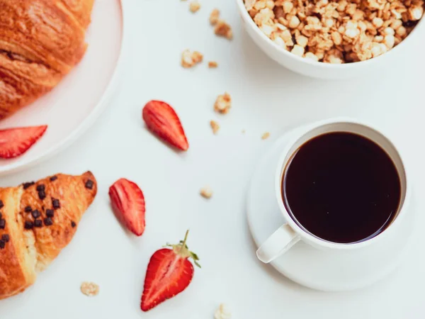 Flat lay desayuno de verano, croissants con café y avena gachas de avena con frutas en un tazón desayuno saludable — Foto de Stock