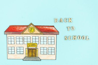 Otobüs ve ağaç ile renkli çizim okul binası görünümü. Okul tabelasına geri dön