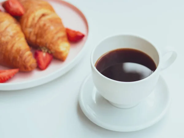 Taza de café y desayuno por la mañana con croissants y fresas — Foto de Stock
