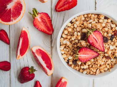 Düz yaz kahvaltı, bir kase-sağlıklı gıda üst görünümünde çilek ve greyfurt ile yulaf lapası yatıyordu
