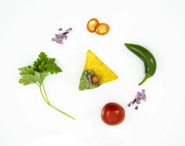 Сверху на белом фоне лежат свежие ингредиенты с чипсами, перцем и помидорами. — стоковое фото