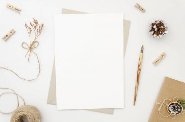 Diys işyeri zanaat malzemeleri ve boş A4 kağıt listesi ile mockup. Twine, koniler, zanaat kağıt ve zarf. Üst görünüm, kopyalama alanı ile düz yatıyordu