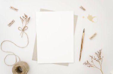 Zanaat malzemeleri ve boş A4 kağıt listesi ile Craftsman işyeri mockup. Twine, koniler, zanaat kağıt ve zarf. Üst görünüm, kopyalama alanı ile düz yatıyordu