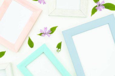 Beyaz ahşap plakalar arka plan üzerinde yaprakları ile çiçekler ile üç kare düzenleme ile Yaz mockup. kopyalama alanı ile düz yatıyordu