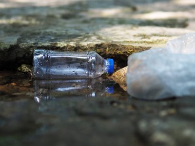 Derede plastik çöp, pet şişesi ve plastik torba. Çevre kirliliği. Doğa koruma.