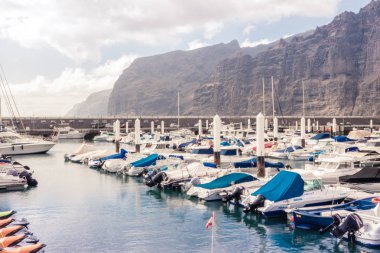 Pier Los Gigantes. Yelkenli ve motorlu tekneler, dik kayalar. Tenerife island, İspanya