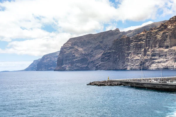 Móló Los Gigantes. Meredek sziklák Tenerife partján, Spanyolországban — Stock Fotó