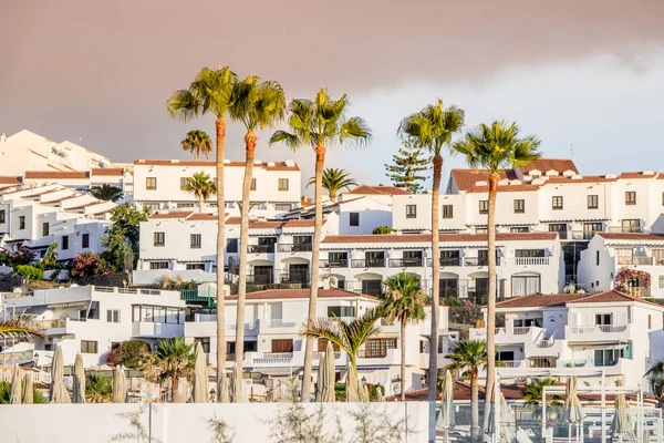 Marina vízparti apartmanokat és pálmafákkal egy üdülőhely város Kanári-szigetek Spanyolországban. Ingatlanpiaci koncepció — Stock Fotó