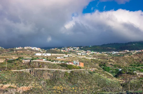 Csodálatos alacsony felhők felett a horizonton a hegyek Tenerife, Kanári-szigetek — Stock Fotó