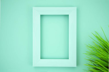 Nane arka planda fotoğraf çerçevesi ve çim ile yaz mockup. Kopya alanı ile düz yatıyordu