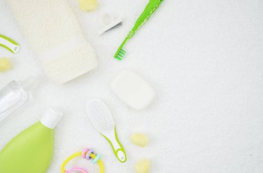 Üst görünüm bebek beyaz arka planda yeşil bebek aksesuarları ile parti mockup duş. Metin için boşluk kopyalayın. Düz yatma