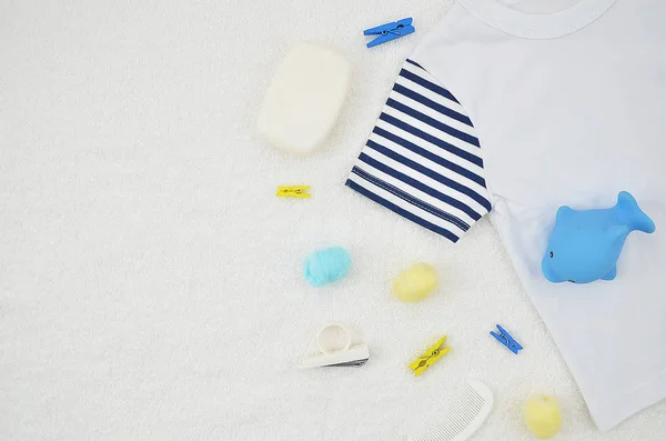Top view baby shower party mockup con accesorios para bebés sobre fondo blanco. Copia espacio para texto. Puesta plana — Foto de Stock