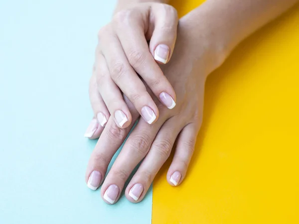 Primer plano manicura francesa en un salón de belleza. Cuidado de manos de mujer. Belleza mujer uñas — Foto de Stock