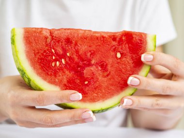 Taze karpuz bir dilim tutan Nails üzerinde Fransız manikür ile WOMANS Hands. Yaz konsepti