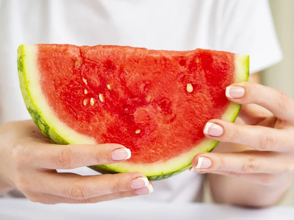 Taze karpuz bir dilim tutan Nails üzerinde Fransız manikür ile WOMANS Hands. Yaz konsepti