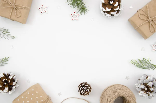 Top vista Natal composição artesanal. Presente de Natal, cones e cordéis. Emoldurado flat lay com espaço de cópia no fundo branco — Fotografia de Stock