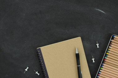 Okul konseptine geri dönelim. Kopya alanı ile sınıf kara tahta üzerinde tationery, kapalı not defteri ve kalemler ile Düz yatıyordu