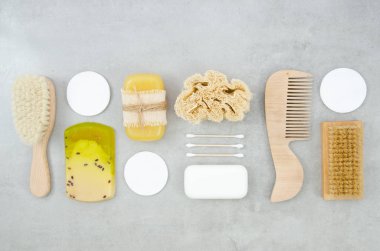 Düz sıfır atık banyo aksesuarları yatıyordu, doğal sisal fırça, ahşap tarak, katı sabun ve şampuan barlar, yeniden kullanılabilir pamuk bir banyo karo arka plan üzerinde kaldırma pedleri makyaj. Pamuk ve ahşap konsepti