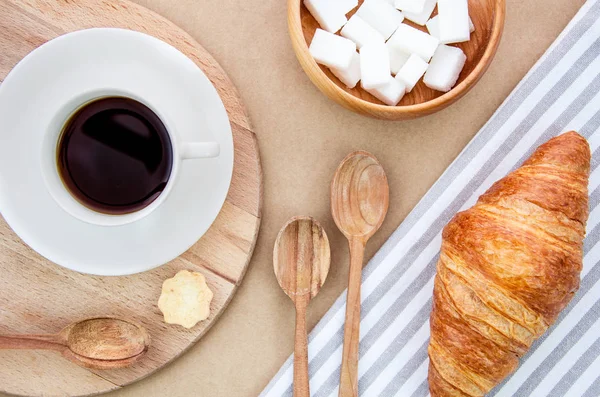 Delicioso desayuno rústico con platos de madera sobre un fondo artesanal. Vista superior café y croissant — Foto de Stock