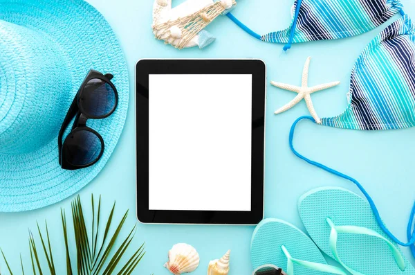 Draufsicht Sommer Ozean Urlaub Konzept Attrappe. Tablet-PC auf blauem Hintergrund mit Strandaccessoires für Frauen — Stockfoto