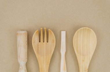 Düz rustik ahşap tabaklar yatıyordu. Bir zanaat kağıt üzerinde çeşniler, kaşıklar, ahşap kesim ile Mockup