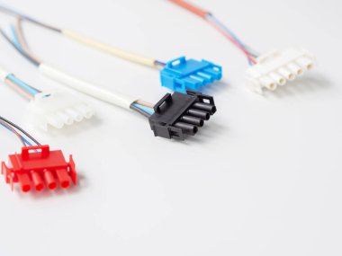 Beyaz arka plan üzerinde renkli tel konektörleri ve telleri kapatma