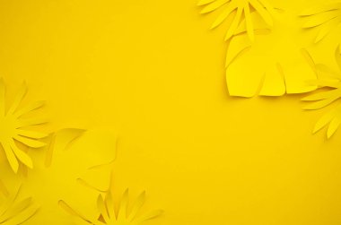 Sarı arka plan üzerinde kağıt palmiye yaprakları üst görünüm karışımı. Yaz çerçevesi konsepti. Kopyalama alanı ile düz yatıyordu mockup