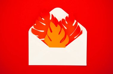 Düz beyaz zarf içinde Kırmızı kağıt zanaat Çiçekler yatıyordu. Palmiye kırmızı arka plan üzerinde bırakır. Sonbahar konsepti geliyor