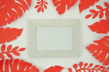 Beyaz bir arka plan üzerinde kırmızı kağıt palmiye yaprakları ile süslenmiş düz yatıyordu boş çerçeve. Sonbahar maket konsepti