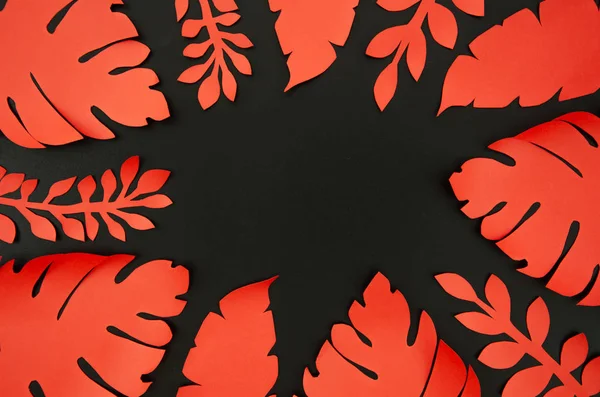 Vista superior Colorido marco de hojas de palma de papel rojo sobre fondo negro. Concepto de otoño con espacio de copia — Foto de Stock