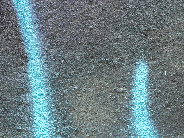 Coups de pinceau graffiti peinture goutte à goutte sur le fond extérieur de texture de mur en béton noir — Photo