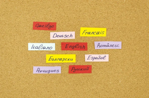 Yeni Dil kavramını öğrenmek. Mantar panosuna yapıştırılmış dil adlarının yer verdiği Flash Kartlar — Stok fotoğraf