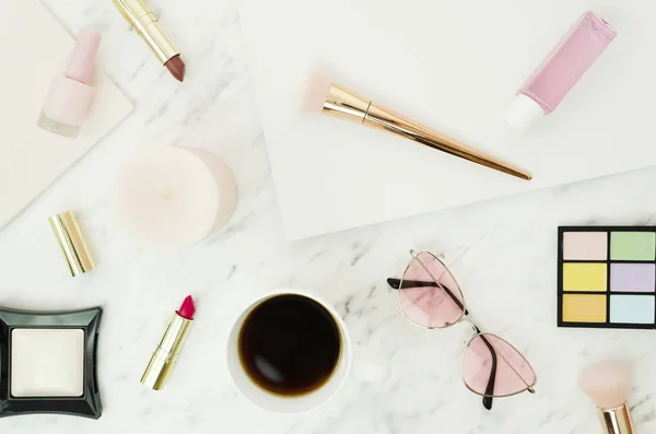 Maquilhagem e conceito de beleza flat lay. Área de trabalho feminina com batom, rímel, pincel de maquiagem, pó facial e óculos de sol rosa — Fotografia de Stock