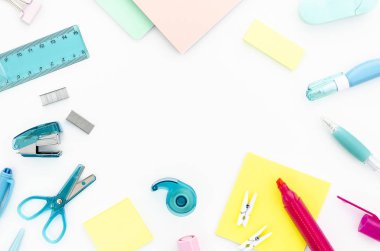 Üst görünüm Kırtasiye ve okul malzemeleri beyaz bir arka plan üzerinde çerçeve mockup. Metniniz için alan kopyalama