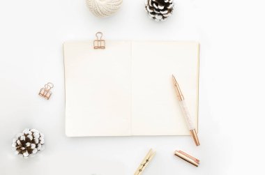 Noel Yeni Yıl masaüstü çam kozalağı ile dekore edilmiştir. Gül altın sabit ve kalem ile boş not defteri. Gelecek yıl konsepti için yapmak