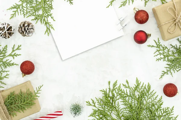 Weihnachtsrahmen aus Tannenzweigen, festliche Dekoration, Weihnachtskugeln, verpackte Geschenkschachteln auf weißem Hintergrund. leere Grußkarte mit Kopierplatz. Weihnachten oder Neujahr Attrappe Vorlage. — Stockfoto
