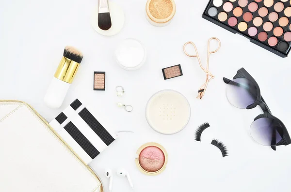 Um conjunto de cosméticos de beleza ou maquiagem colocada plana sobre fundo branco. Mulher desktop ainda conceito de vida — Fotografia de Stock