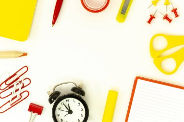 Üst görünüm çerçeve kırmızı ve sarı kırtasiye beyaz izole çalar saat ile. Kopya alanı ile okula dönüş maketi