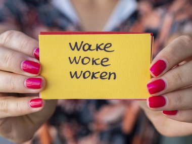 Kadın el yazısı düzensiz İngilizce fiiller ile flashcards tutar. Dil öğrenme kavramı